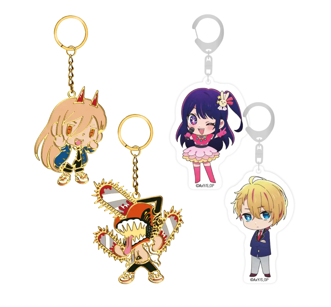 Gold- und Silber-Schlüsselanhänger mit Anime-Charakter-Design, mit einem mädchen mit lila Haar in rosa Kleid und einem blonden Jungen in Schuluniform.