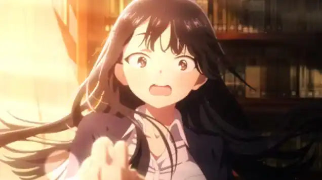 Schwarzhaariges Anime-Mädchen mit langen Haaren, rosa Hemd und weißem Kragen, das einen leuchtenden Gegenstand hält.