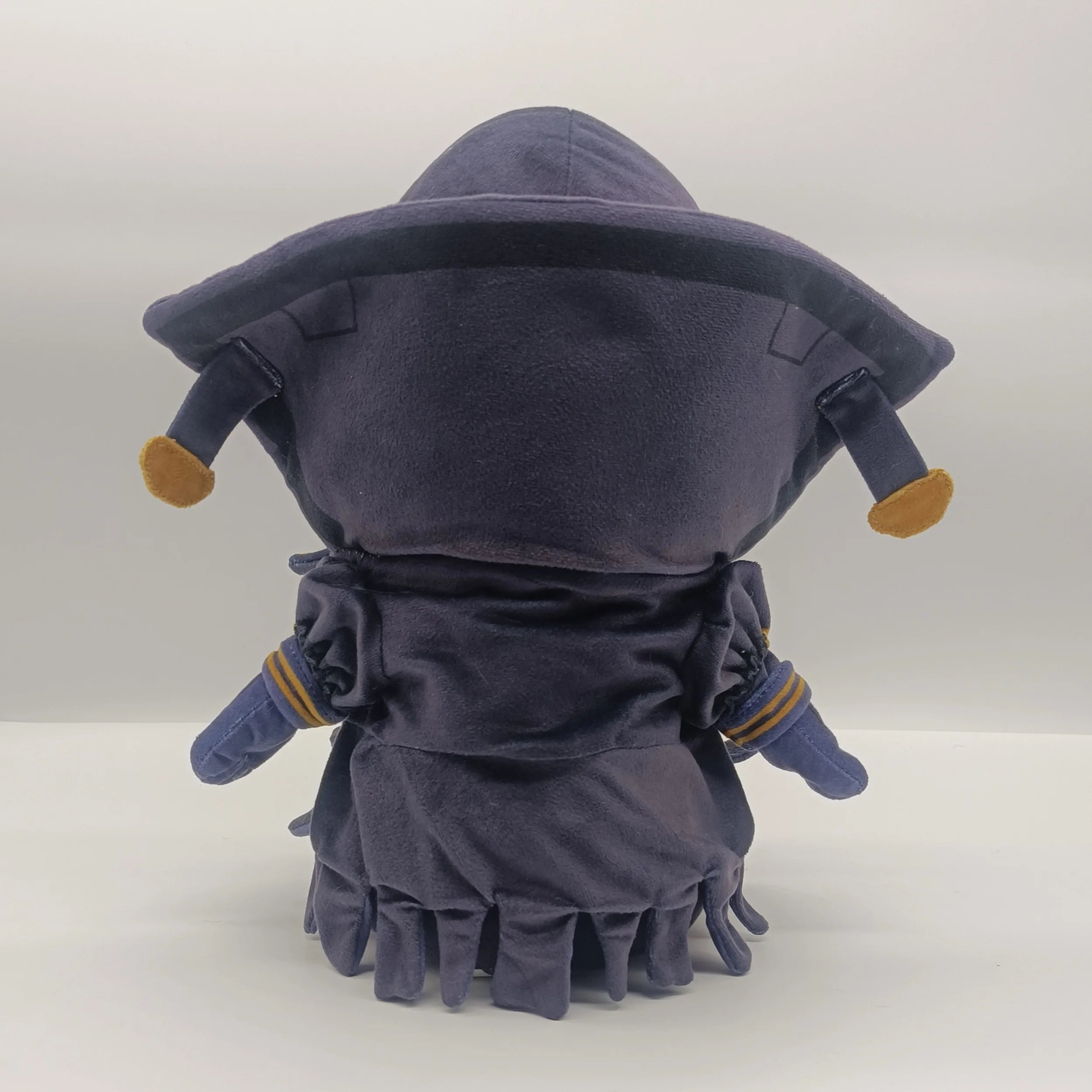 Dunkelgrauer Plüschfigur mit Rüschenrock und großem Hut aus The Eminence in Shadow