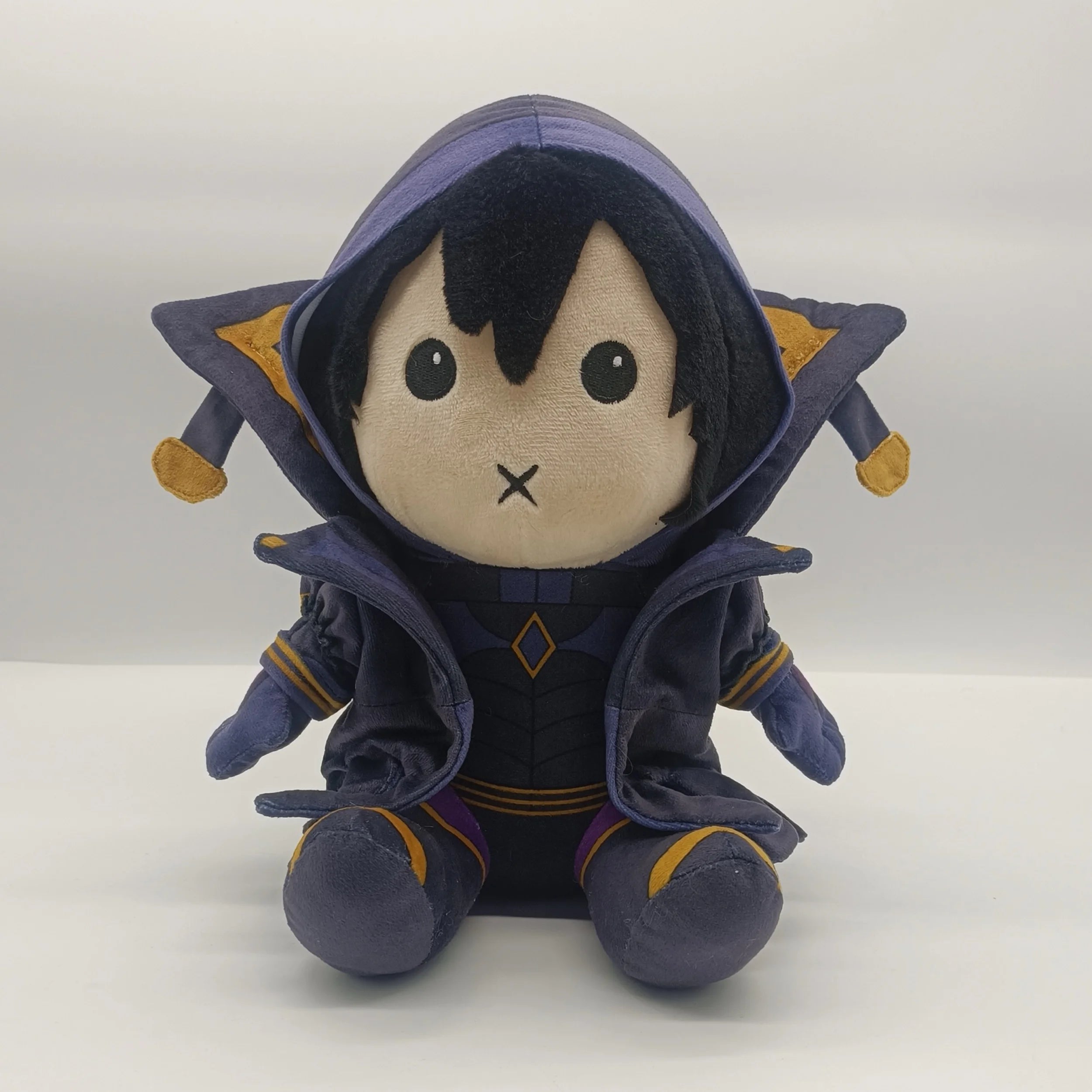 Lila und schwarzer Plüschfigur mit Kapuzenmantel im Anime- oder Manga-Stil