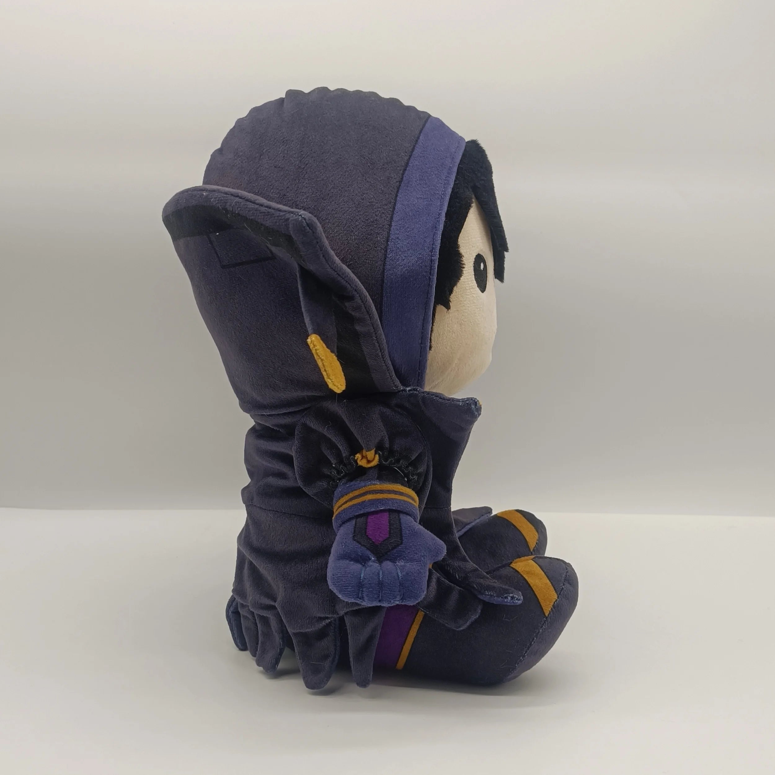 Lila Plüsch-Ninja-Spielzeug mit Gelb-Akzenten und Kapuzenmantel aus The Eminence in Shadow