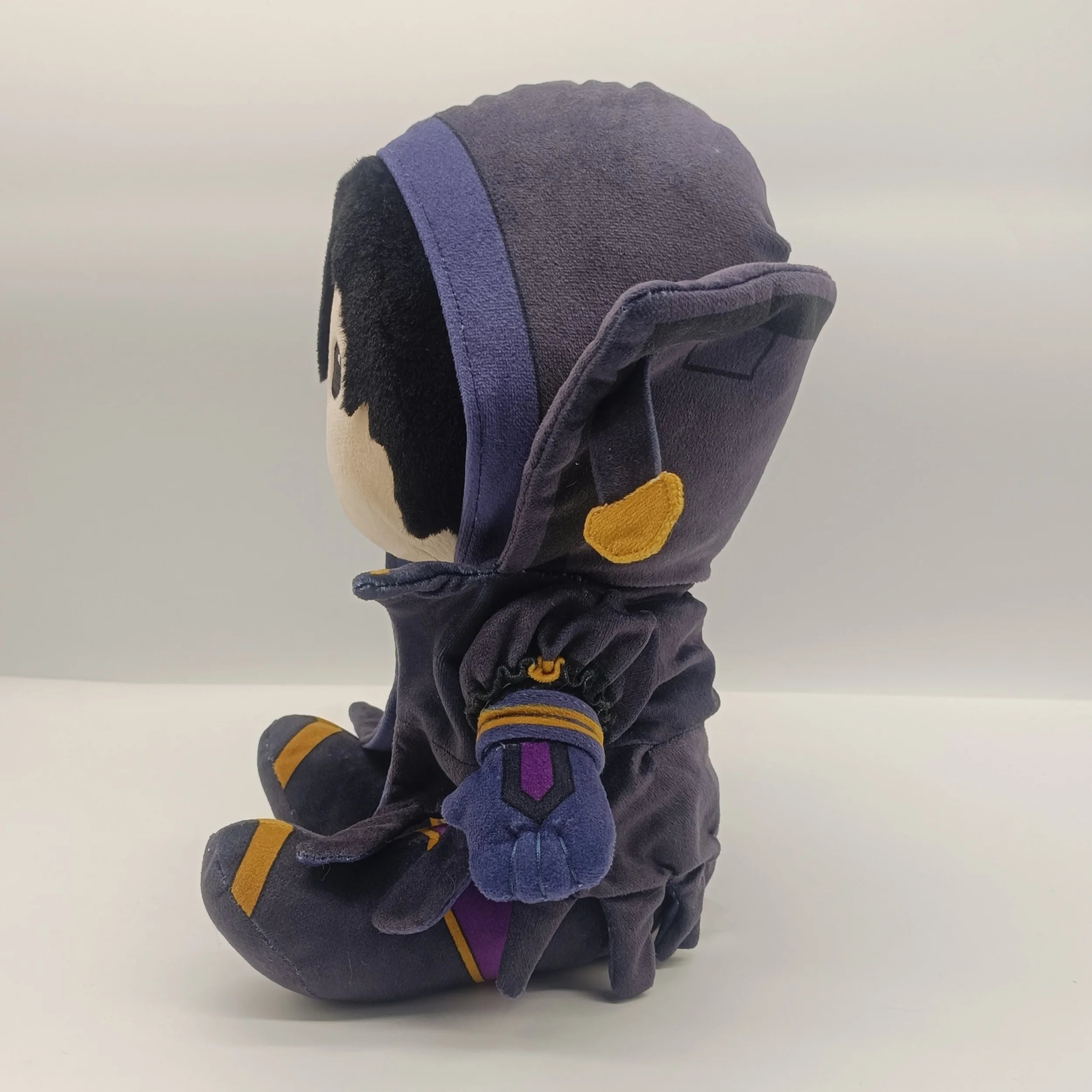 Dunkelgraues Plüschtier mit Lila Akzenten und Gelben Details aus The Eminence in Shadow